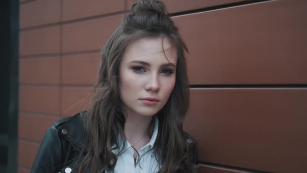 Porträt eines Hipster-Mädchens aus nächster Nähe. attraktives blauäugiges Mädchen, das in die Kamera blickt. — Stockvideo