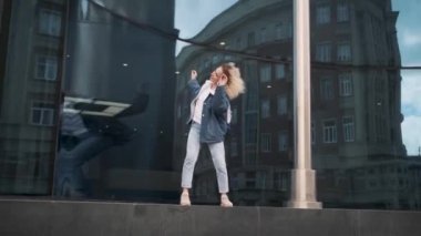 sokakta çılgın dans. neşeli ve mutlu kız dans ve hayattan zevk.