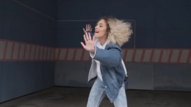 eğlenceli ve iyi bir ruh hali kavramı. büyüleyici kıvırcık kız dans deli açık havada