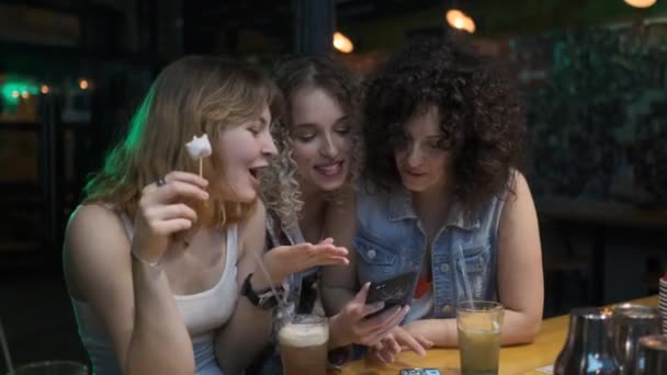 Vriendinnen hebben plezier op het feest. drie meisjes chatten aan de bar. — Stockvideo