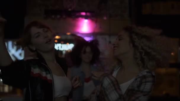 Ungdom på fest på en nattklubb. vänner dansar i rampljuset på dansgolvet. — Stockvideo