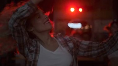 Bir partide dans etmek. spot içinde kız dans.