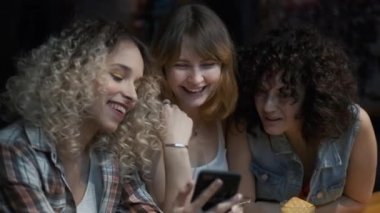 arkadaşlar barda otururken sohbet. kızlar bir partide birlikte eğlenin.