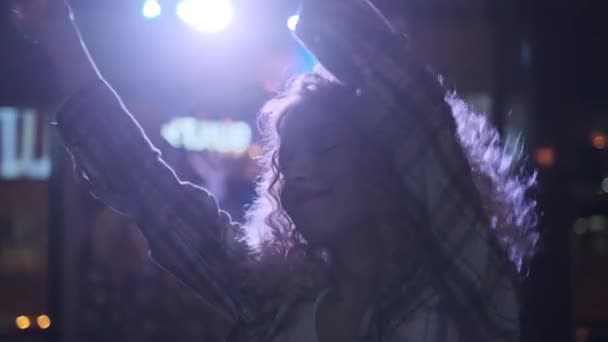 Retrato de uma menina despreocupada bonito dançando sozinho em uma festa . — Vídeo de Stock