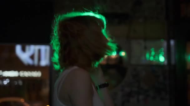 Beztroza szalona dziewczyna tańczy na parkiecie w nocnym klubie. — Wideo stockowe