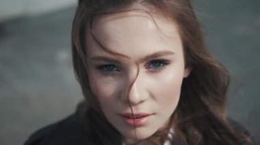 Güzel etkileyici gözleri olan bir kızın closeup portre.