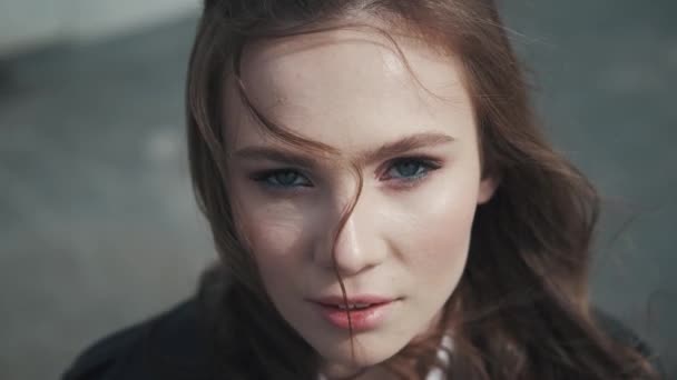 Närbild porträtt av en flicka med vackra uttrycksfulla ögon. — Stockvideo
