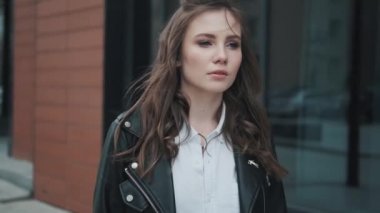 Alışılmadık bir görünüme sahip Hipster kız sokakta aşağı gider.