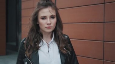 Alışılmadık bir görünüme sahip Hipster kız sokakta aşağı gider.