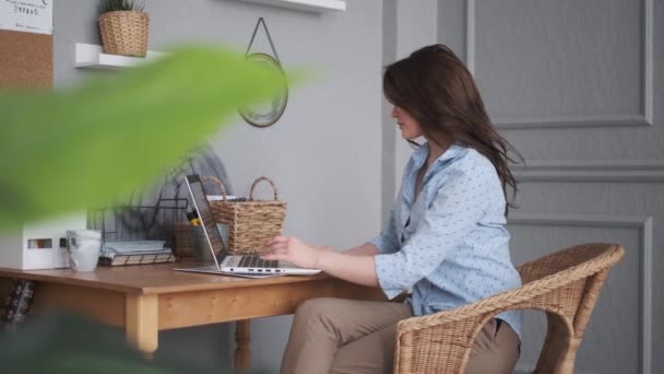 Фрилансер работает дома. привлекательная девушка, работающая дома на ноутбуке . — стоковое видео