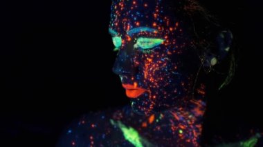 floresan makyaj ile kız, Uv Vücut Sanatı tasarımı, boyalı yüz, renkli makyaj. neon ışık bir kız portresi. koyu boya parıltı ile boyanmış yüz.