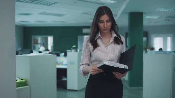 Jonge zakenvrouw met lege office-documenten — Stockvideo