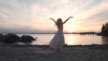 gün batımında sahilde kız dans ve iplik