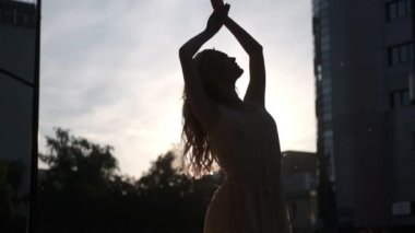 şehirde açık havada dans ince bir kız silueti