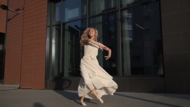 Портрет щасливої молодої дівчини, що танцює на відкритому повітрі — стокове відео