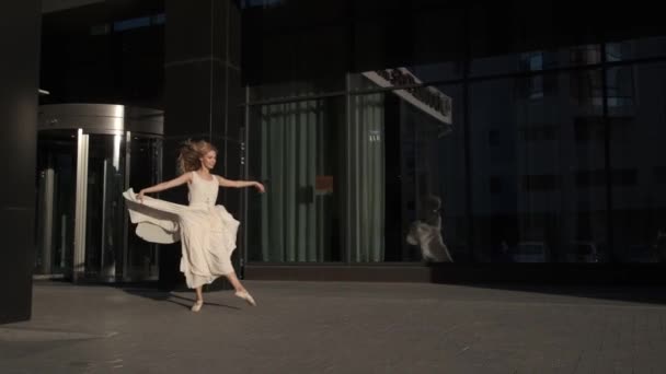 Щаслива молода жінка стрибає високо на відкритому повітрі — стокове відео