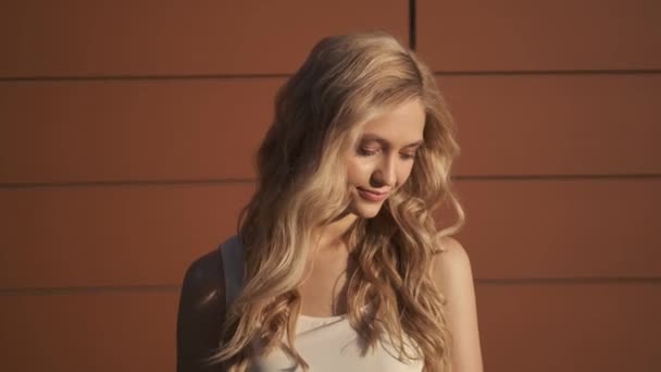 Портрет милой молодой девушки с светлыми волосами — стоковое видео