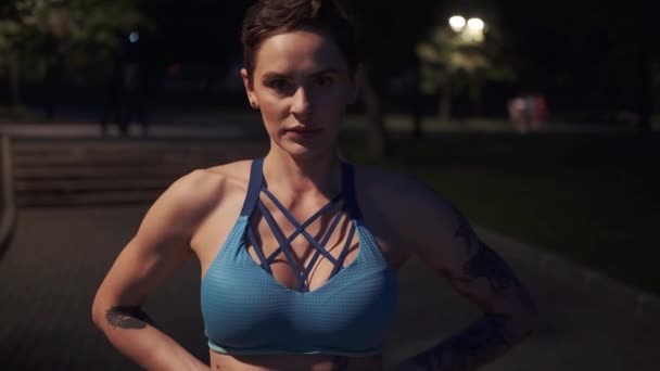 Retrato de uma menina em sportswear no parque da noite — Vídeo de Stock