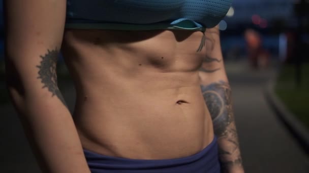 운동 선수는 진공을 만든다. 복부 근육에 운동을하고 운동 소녀 — 비디오