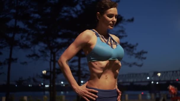 Menina atlética fazendo exercício sobre os músculos abdominais. o atleta faz um vácuo — Vídeo de Stock