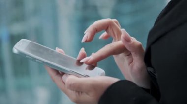 bir kadının elinde akıllı telefon. kız bir cep telefonu kullanır