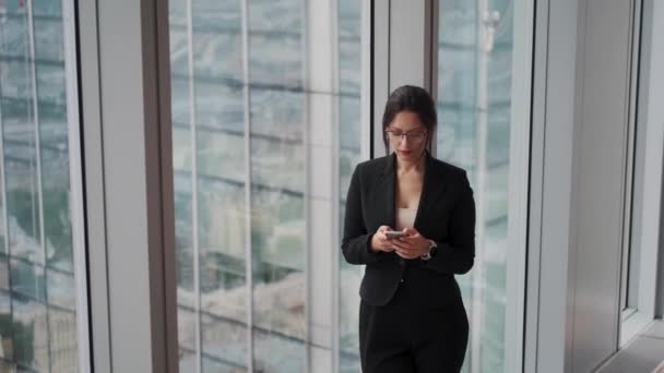 一个年轻的现代商业女性在玻璃和金属建筑背景的肖像 — 图库视频影像