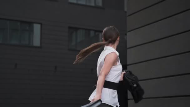 Mujer de negocios satisfecha se alegra y sonríe. mujer exitosa sonriendo alegremente celebrando la victoria — Vídeo de stock