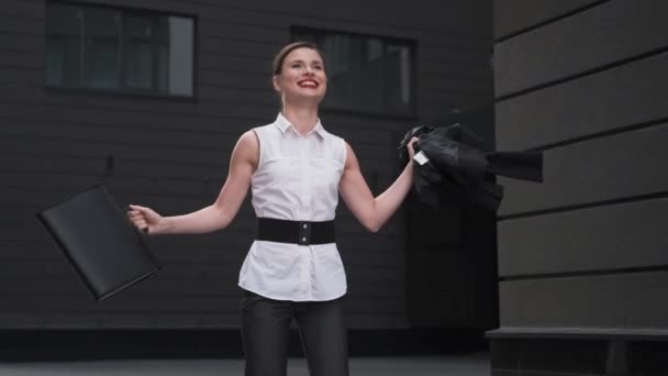 Exitosa mujer de negocios sonriendo alegremente celebrando la victoria — Vídeo de stock