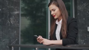 elinde bir cep telefonu ile genç bir kadının portre