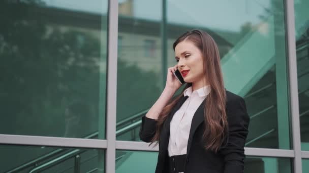 Retrato de una mujer de negocios. mujer joven hablando en un teléfono móvil . — Vídeos de Stock