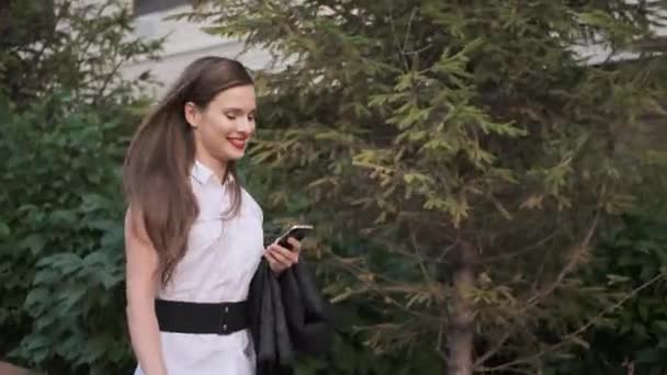 Mujer de negocios feliz se divierte caminando en la ciudad de verano. retrato de una mujer exitosa contenta — Vídeo de stock