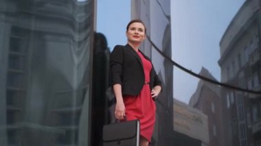 Kırmızı elbiseli başarılı bir iş kadının portre