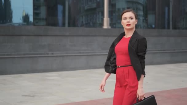 Femme d'affaires réussie et confiante dans une robe rouge — Video