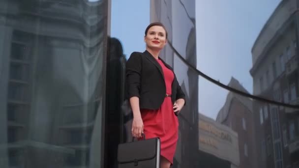 Retrato de una exitosa mujer de negocios en un vestido rojo — Vídeo de stock