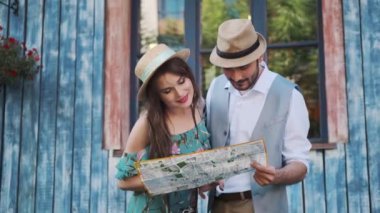 mutlu turistler seyahat. bir erkek ve bir kadın şehir haritasını tutuyor