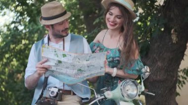 kendi ellerinde şehir haritası ile turistler. bir yolculukta genç çift gezginler