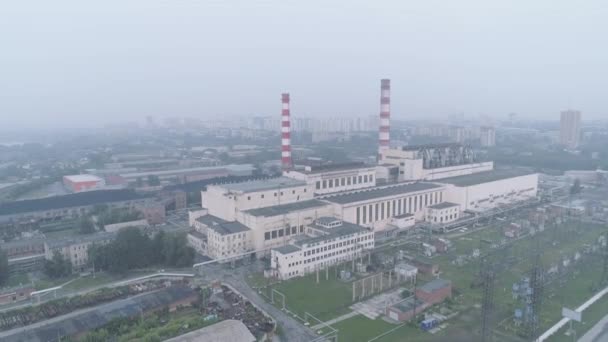 Rook over een industrieel gebouw of een fabriek als gevolg van bosbranden. luchtverontreiniging en milieuproblemen. — Stockvideo