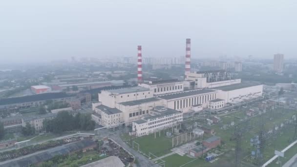 Fumaça sobre um edifício industrial ou planta devido a incêndios florestais. poluição do ar e problemas ambientais . — Vídeo de Stock