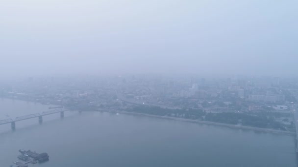 fumer au-dessus de la ville en raison des incendies de forêt. pollution atmosphérique et problèmes environnementaux .