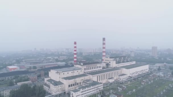 Industriële gebouwen met pijpen en de stad gehuld in rook. luchtverontreiniging en milieuproblemen. — Stockvideo