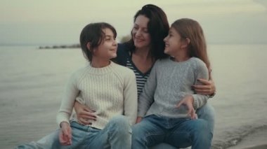 aile portresi açık havada. anne çocuklarla vakit geçiriyor