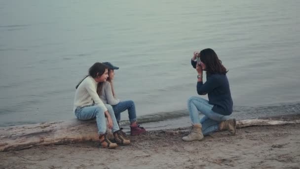 Familia pasa tiempo juntos en la naturaleza. madre toma fotos de sus hijos junto al mar — Vídeos de Stock