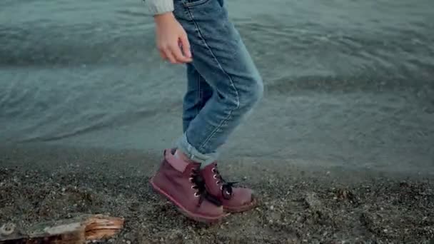 Bambino cammina lungo la riva del mare. bambina trascorre del tempo in natura — Video Stock