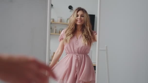 Nice girl posing and dancing in front of the mirror — Stok video