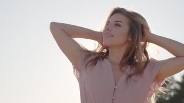 Gün batımı ışığında çekici bir kızın closeup portre