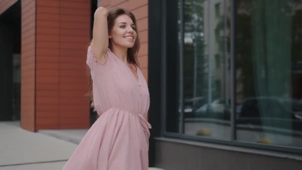 Porträt eines unbeschwerten Mädchens, das in einer Sommerstadt spaziert — Stockvideo