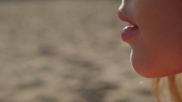 Weibliche Lippen in Großaufnahme. Porträt einer jungen Frau — Stockvideo