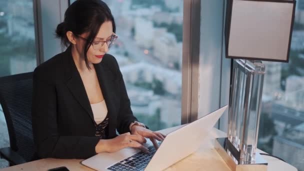 Kvinnan arbetar på laptop i office — Stockvideo