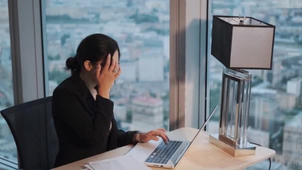 Vrouw werkt op laptop in kantoor — Stockvideo