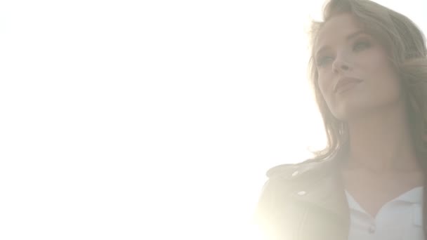 Portret van een charmant meisje in de stralen van zonlicht — Stockvideo